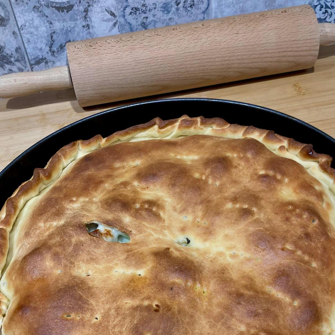 Scacciata Catanese: la torta salata tipica della Sicilia orientale: un involucro friabile che racchiude un ripieno ricco e saporito