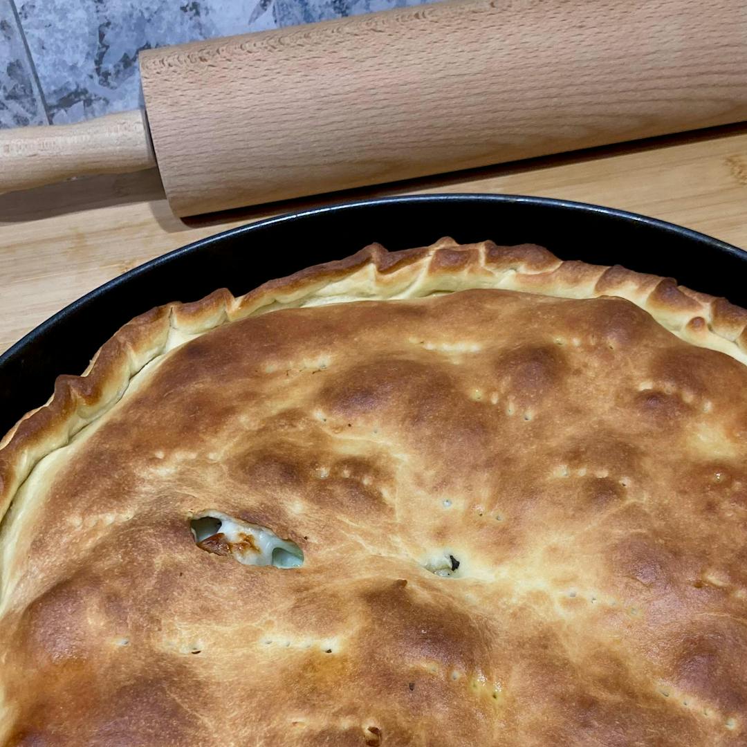 Scacciata Catanese: la torta salata tipica della Sicilia orientale: un involucro friabile che racchiude un ripieno ricco e saporito