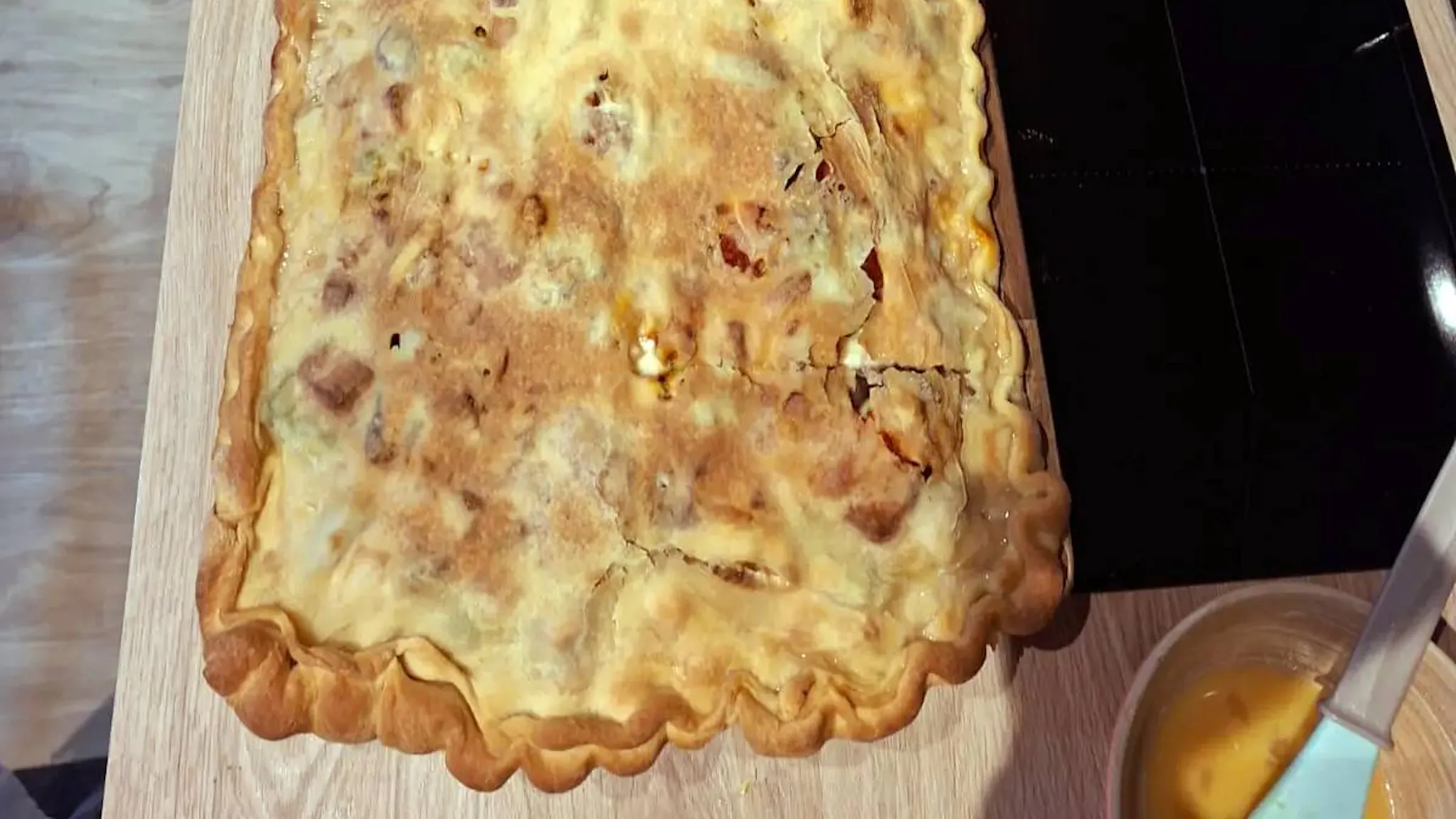 Scacciata catanese : la focaccia farcie de légumes, saucisse, olives et fromage, symbole de la tradition sicilienne