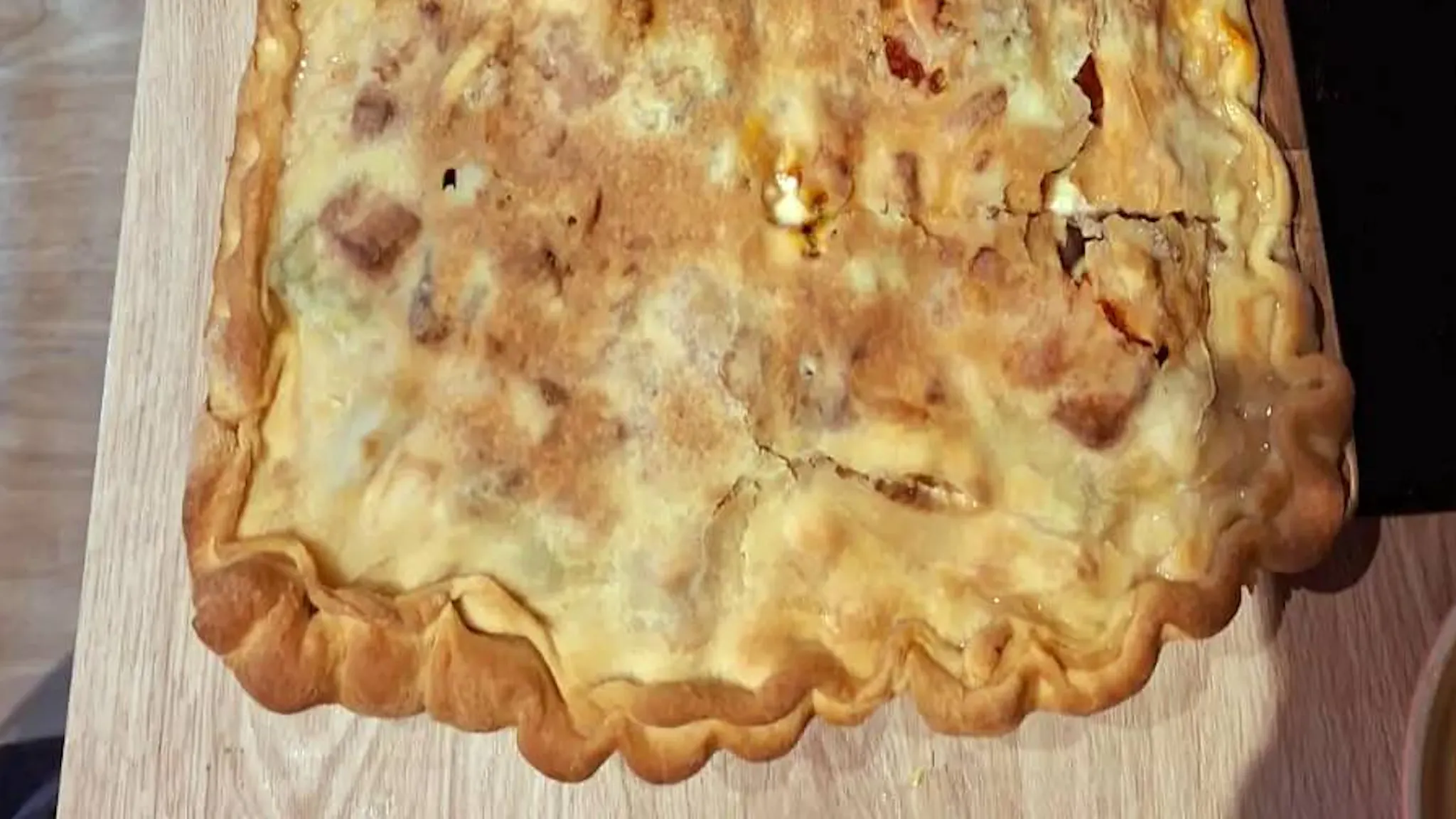 Scacciata catanese: la focaccia ripiena di verdure, salsiccia, olive e formaggio, simbolo della tradizione siciliana