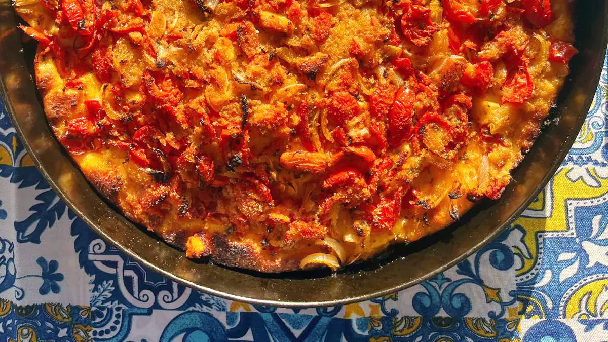 Faccia di Vecchia: soft and flavorful focaccia from Torretta’s tradition, topped with caciocavallo cheese, anchovies, and oregano