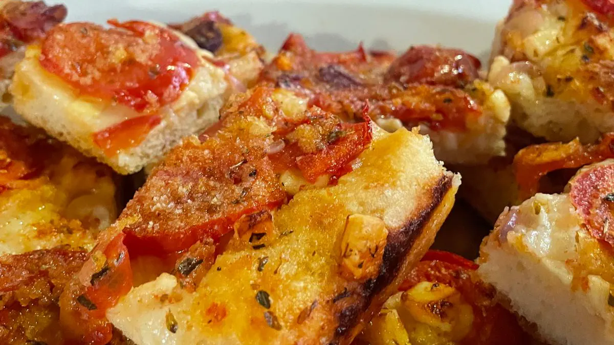 Faccia di vecchia: focaccia morbida e saporita della tradizione di Torretta, con caciocavallo, acciughe e origano.