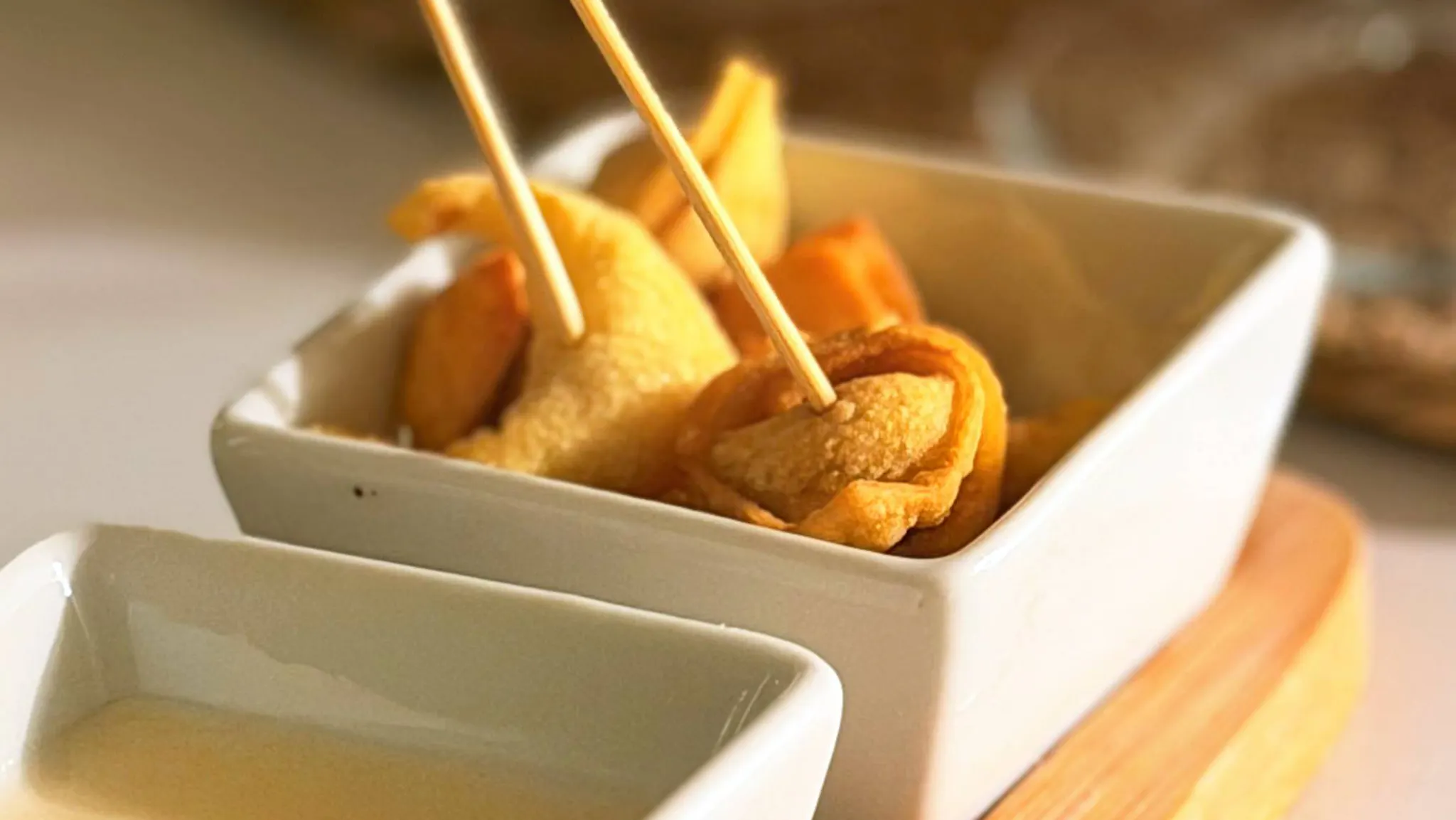 Tortellini fritos con crema de parmesano