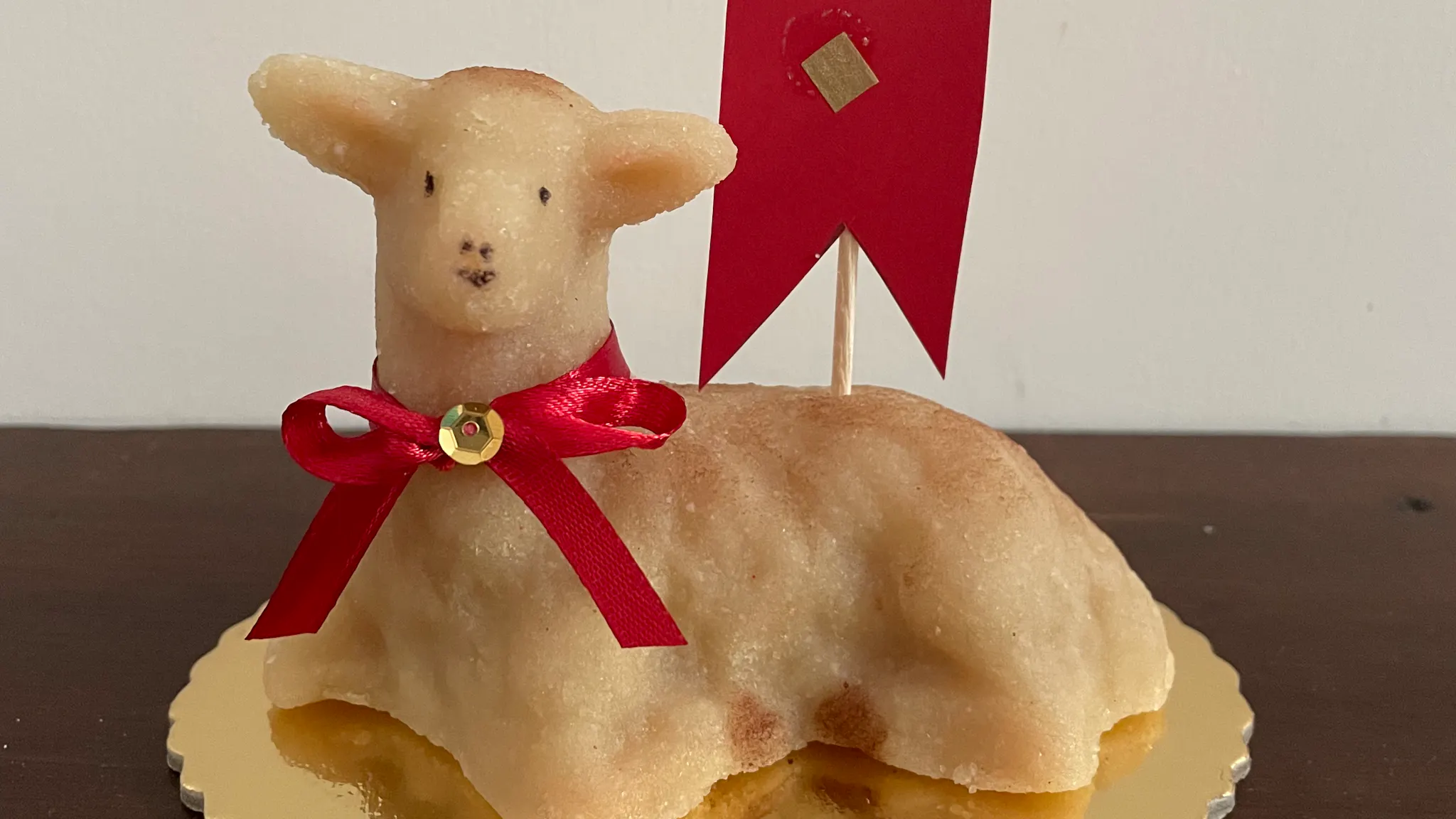 Agnello pasquale di mandorle, dolce tipico siciliano delle festività pasquali preparato dalla Cesarina Alice