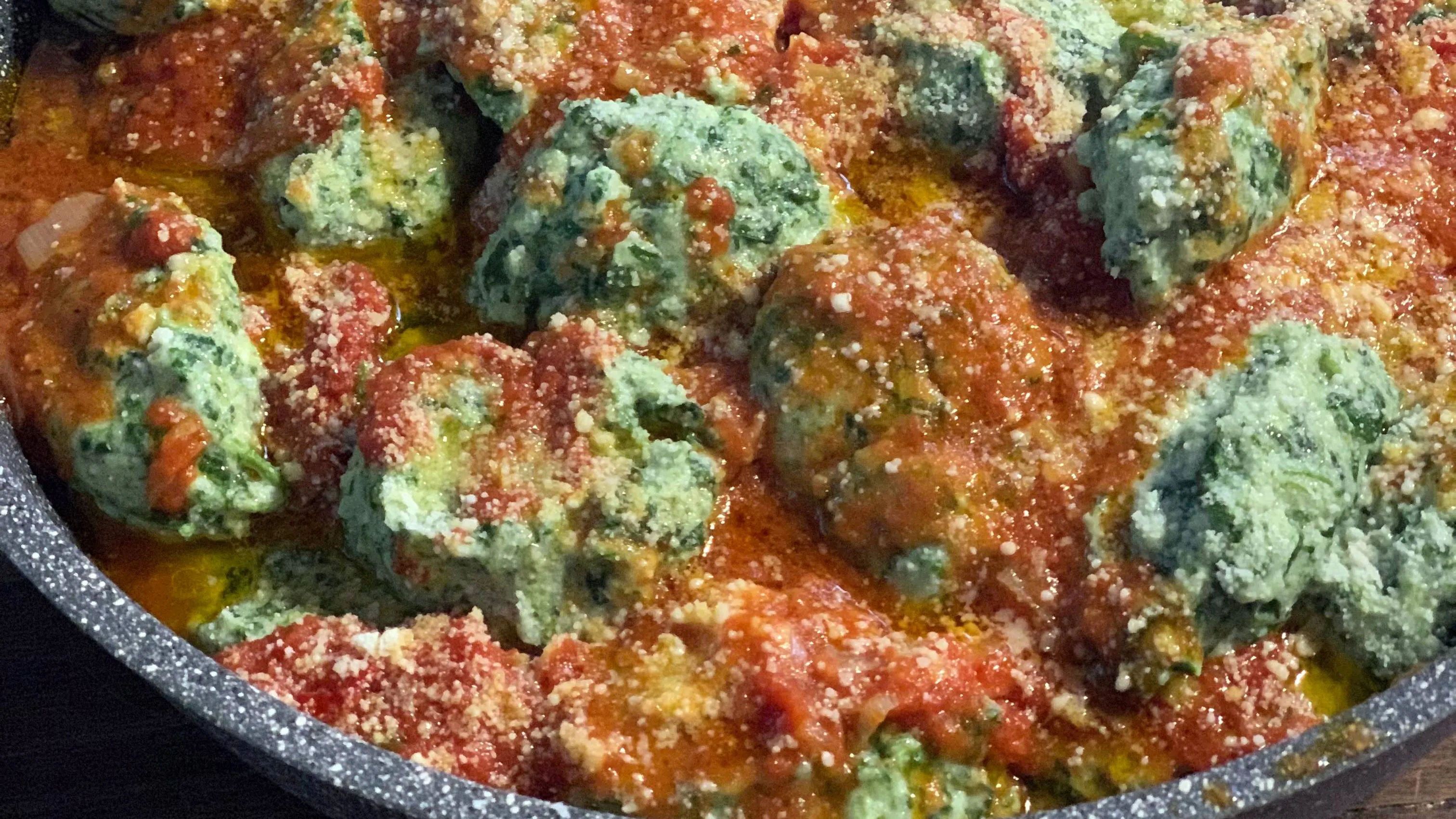 Gnudi con erbette di campo alla pomarola