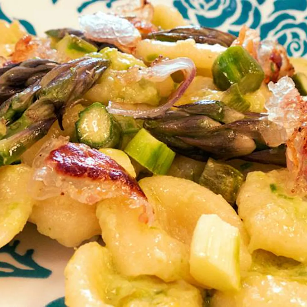 Orecchiette con crema di asparagi e guanciale croccante