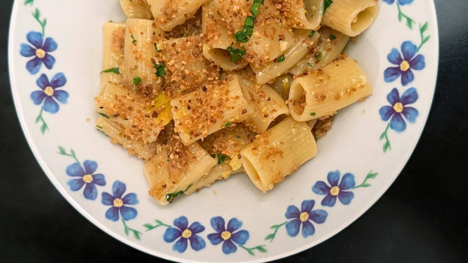Pasta del poveriello, a simple and quick pasta dish from Campania that delights the palate with the savoriness of anchovies, the crunch of breadcrumbs and the freshness of lemon.