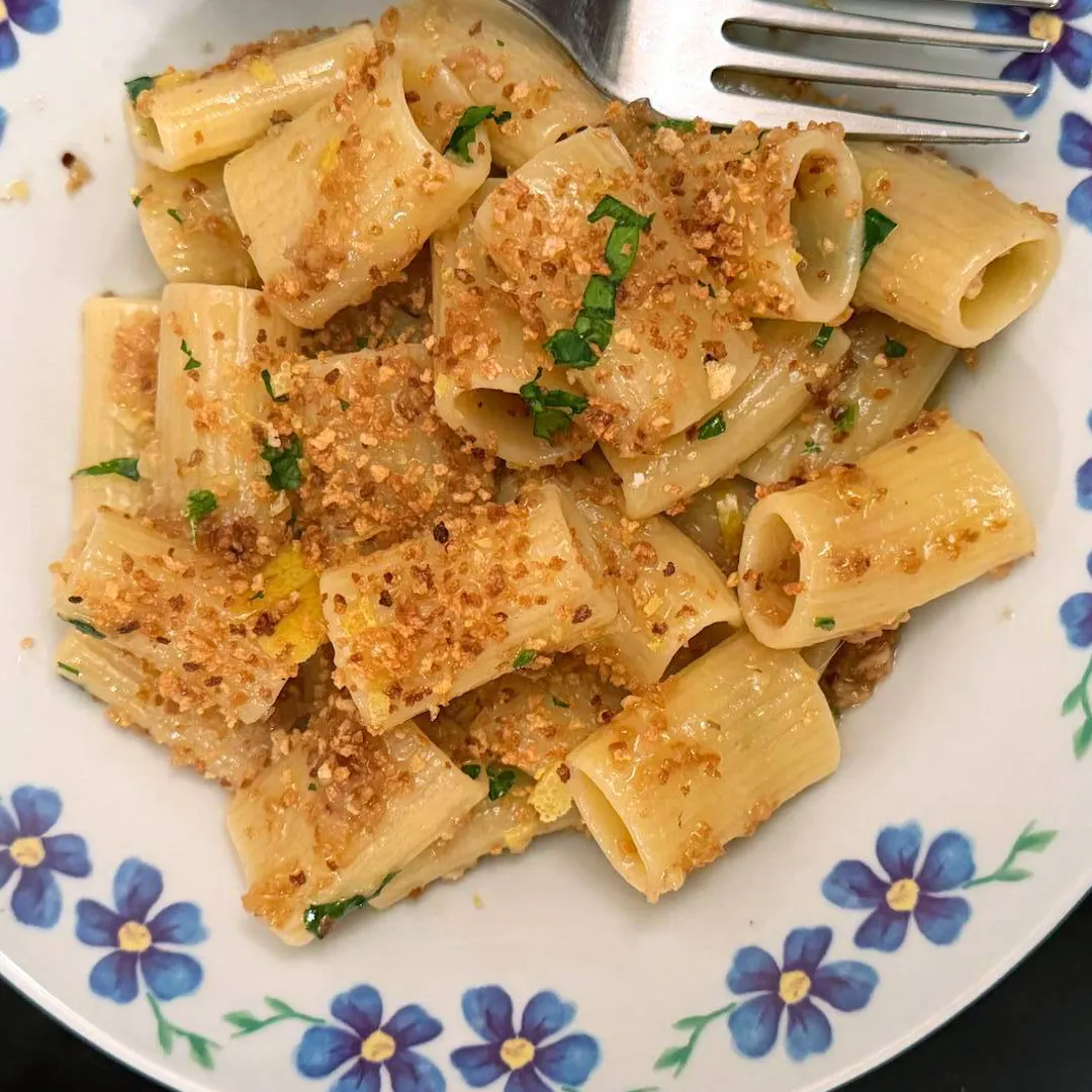 Pasta del poverello, un primo campano semplice e veloce che stuzzica il palato con la sapidità delle alici, la croccantezza del pangrattato e la freschezza del limone 