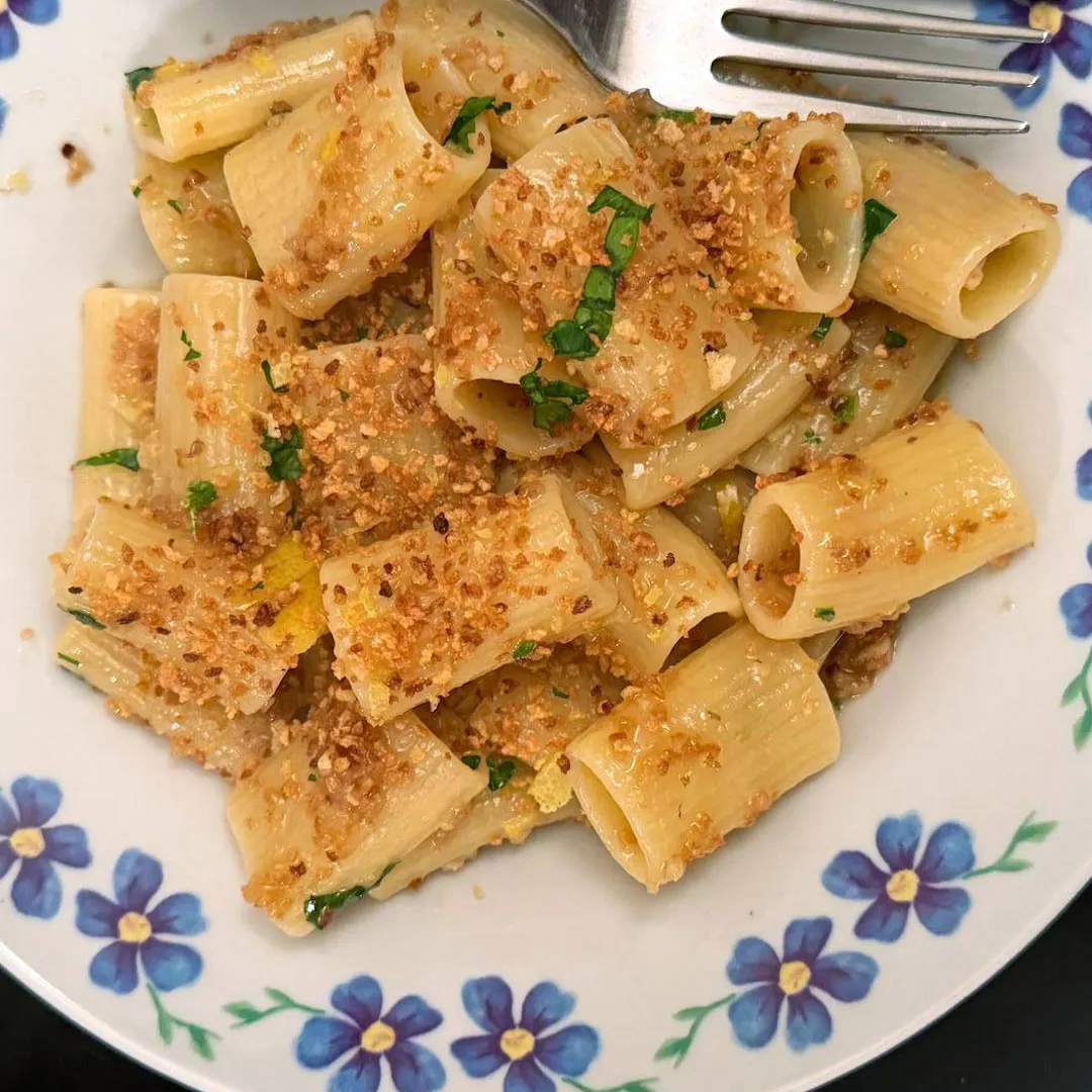 Pasta del poverello, un primo campano semplice e veloce che stuzzica il palato con la sapidità delle alici, la croccantezza del pangrattato e la freschezza del limone 