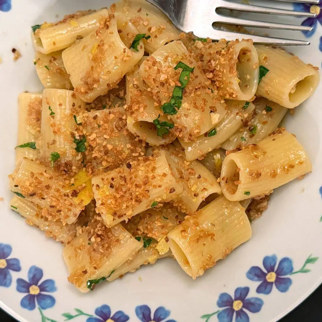 Pasta del poverello, un primo campano semplice e veloce che stuzzica il palato con la sapidità delle alici, la croccantezza del pangrattato e la freschezza del limone 