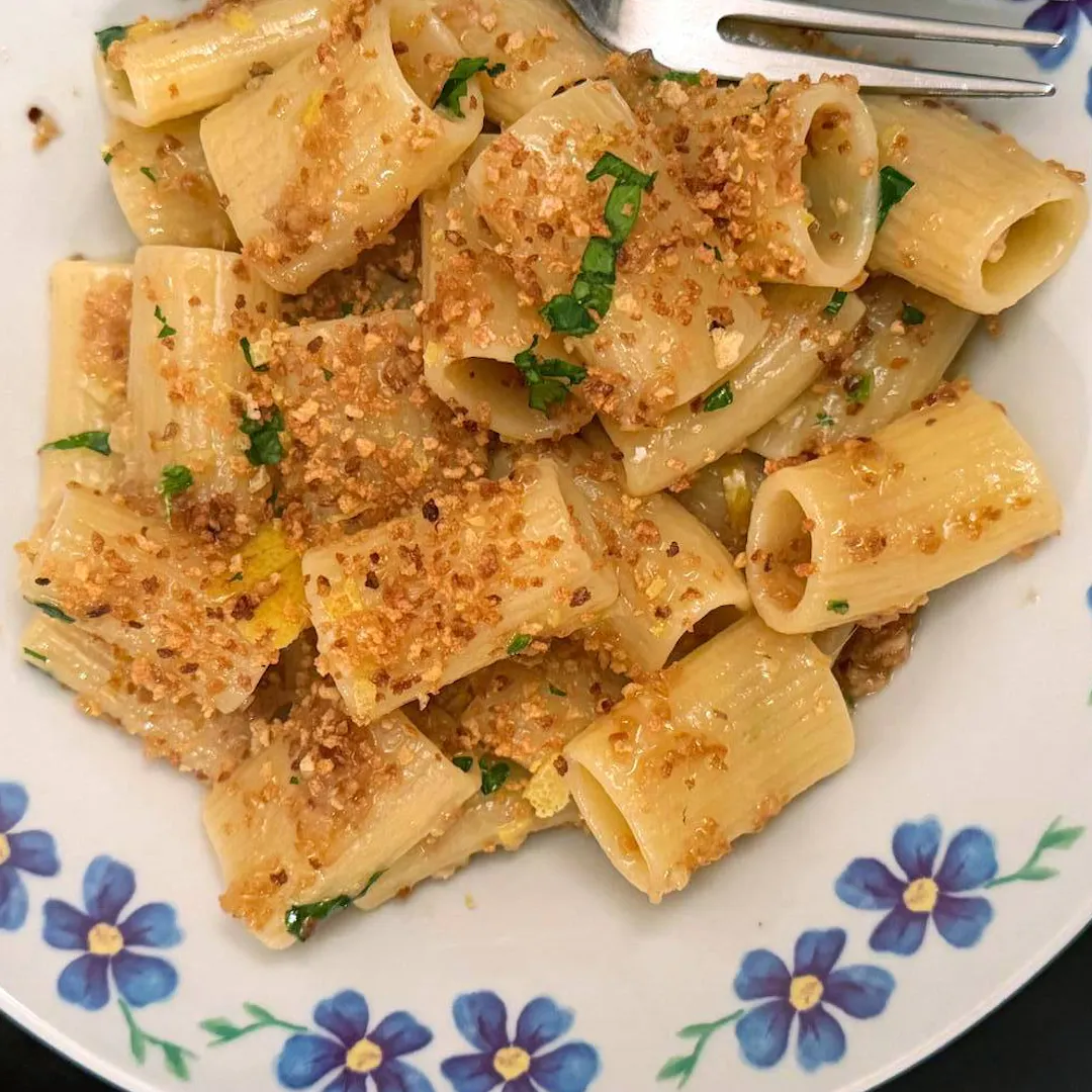 Pasta del poverello, un primo campano semplice e veloce che stuzzica il palato con la sapidità delle alici, la croccantezza del pangrattato e la freschezza del limone 