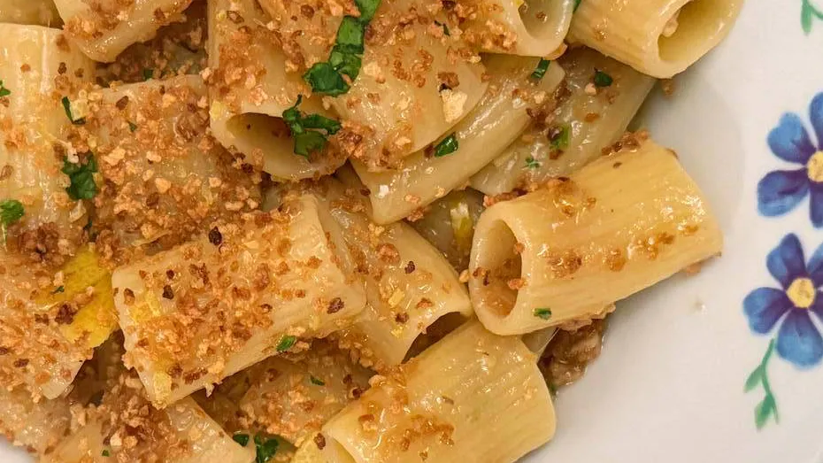 Pasta del poveriello, a simple and quick pasta dish from Campania that delights the palate with the savoriness of anchovies, the crunch of breadcrumbs and the freshness of lemon.