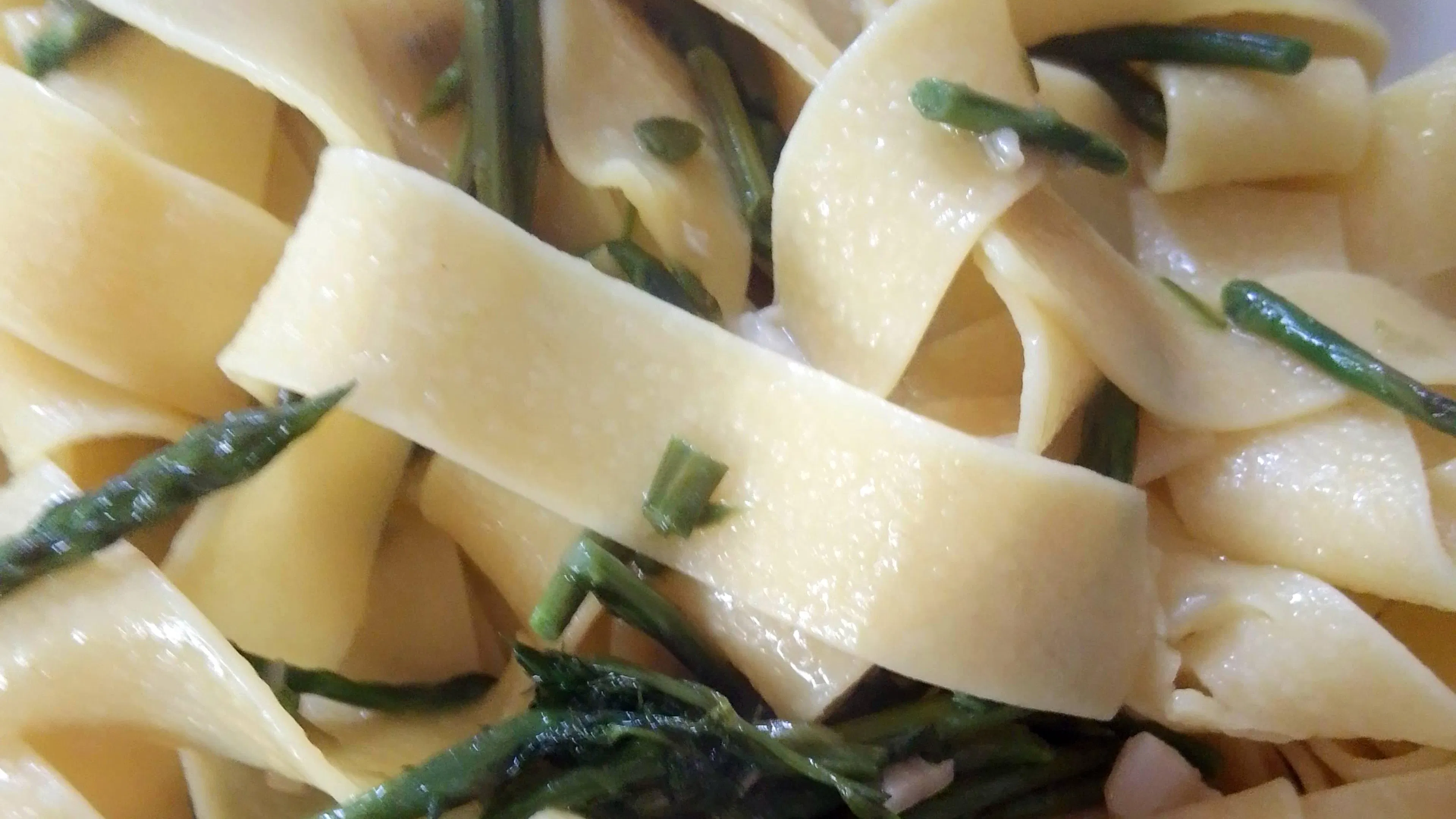 Tagliatelle with asparagus and sausage