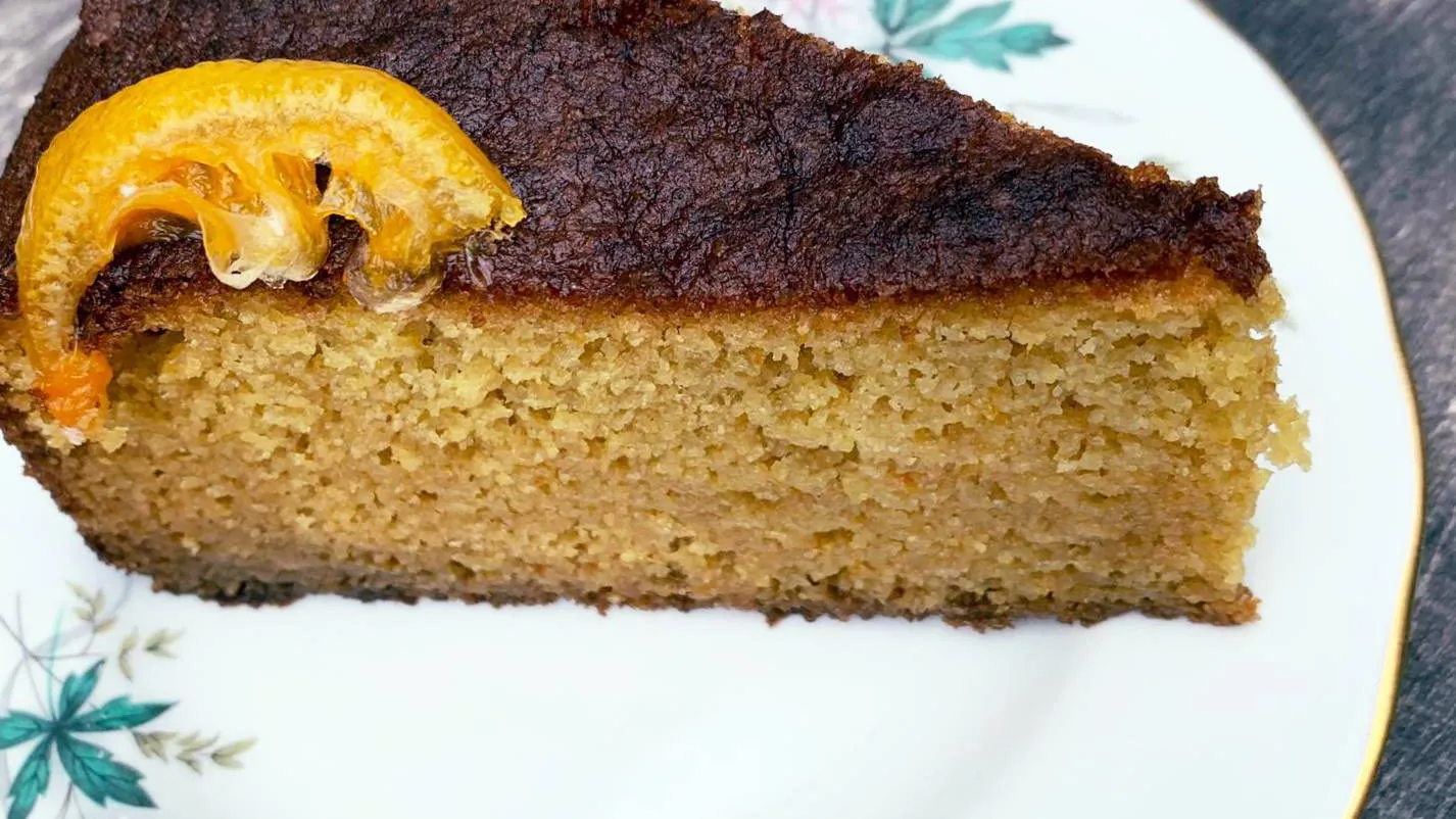Torta di farina di mais alle carote e arancia