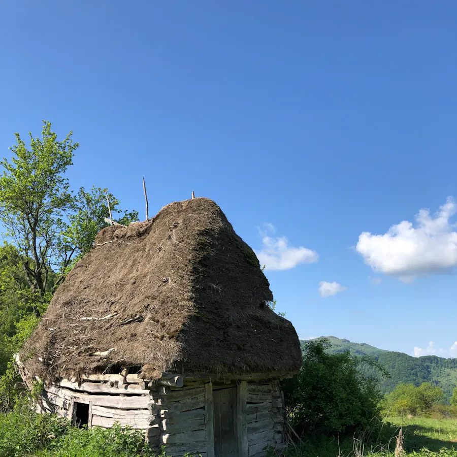 Grajd cu acoperiș din paie