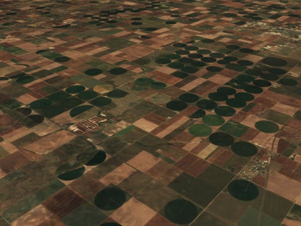 Sentinel-2 cloudless satellite imagery of midwestern American farmlands
