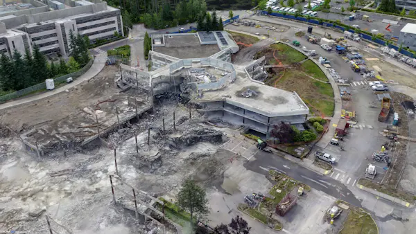 3D Gaussian splats enable high-fidelity accurate visualizations of thin-and-long assets like cranes, building materials, power stations, and cell towers.