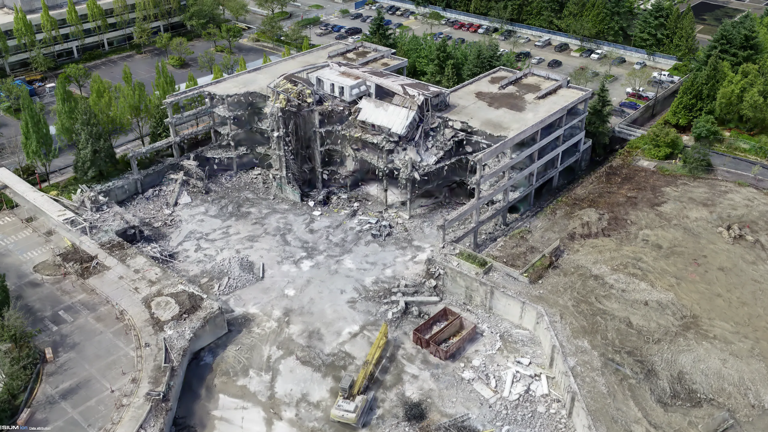3D Gaussian splats enable high-fidelity accurate visualizations of thin-and-long assets like cranes, building materials, power stations, and cell towers.