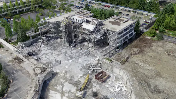 3D Gaussian splats enable high-fidelity accurate visualizations of thin-and-long assets like cranes, building materials, power stations, and cell towers.