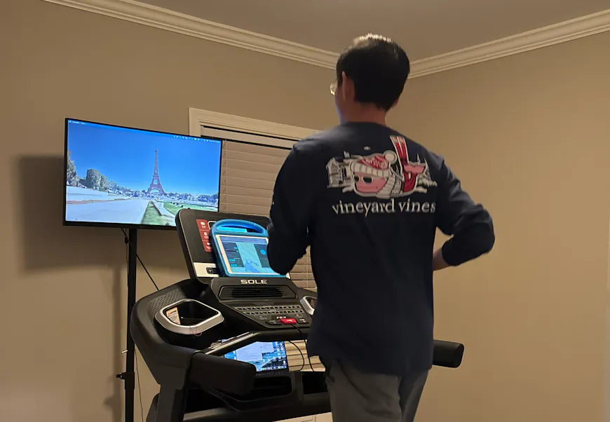 Lu Zhang running on a treadmill with Earthrunner on screen