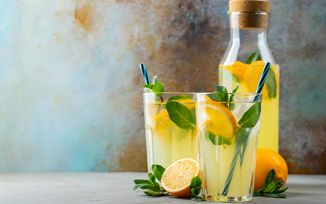 Gin and lemonade drink
