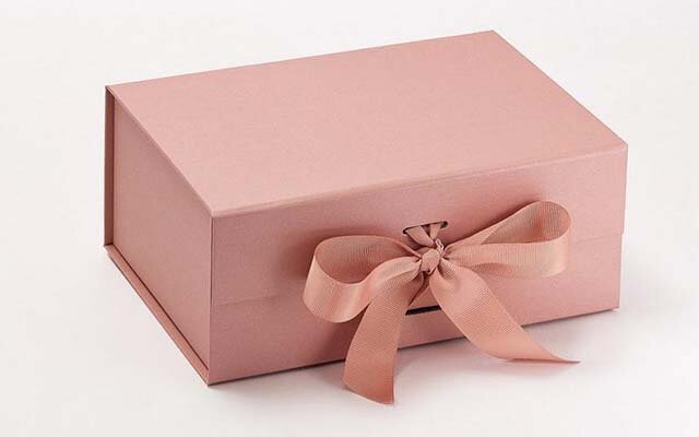 We love this luxurious rose gold gift box with ribbon on Etsy for just £6