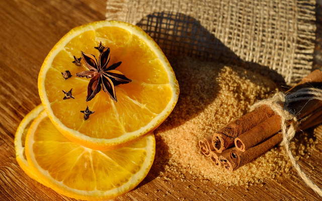 Orange wheel, cinnamon, star anise, clove and brown sugar