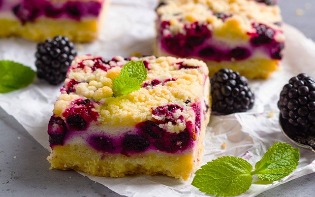 Blackberry & Apple Cheesecake Crumble Bar recipe with gin.
