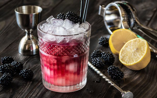 Crushed ice for a Bramble cocktail