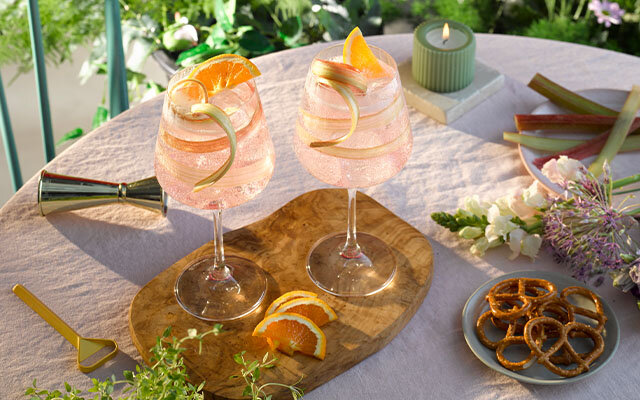 Pink gin and ginger beer 