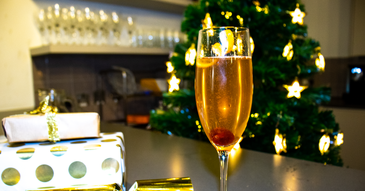 Sloe Gin Fizz cocktail drink.png