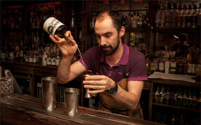 edinburgh gin distillery heads and tales bar