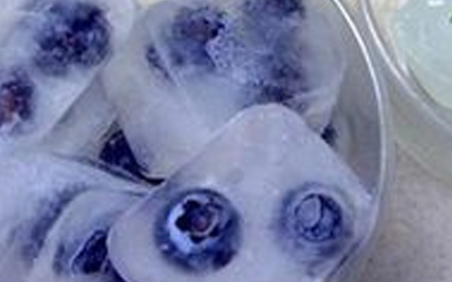 Juniper berry ice cube.png