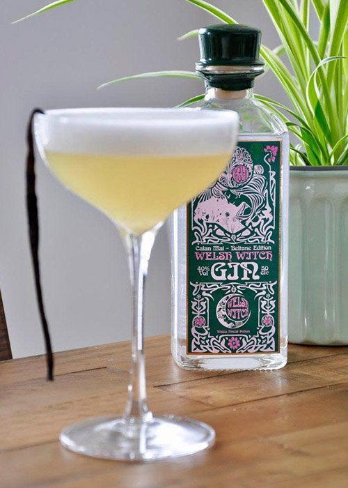 Yellow gin cocktail with elderflower and foam top