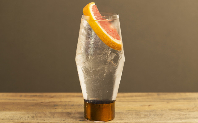 58 gin and tonic with a slice of pink grapefruit