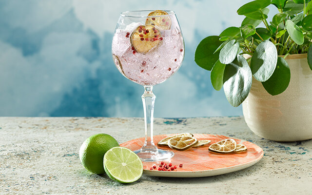 15 beautiful gin garnish combinations you have to try in your G&T >>