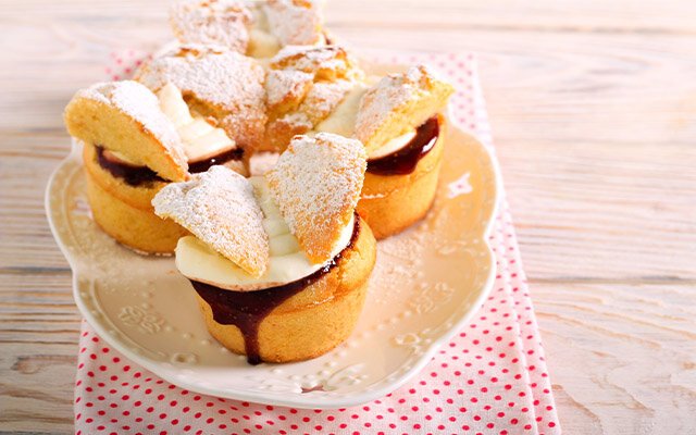 Gin and elderflower cakes