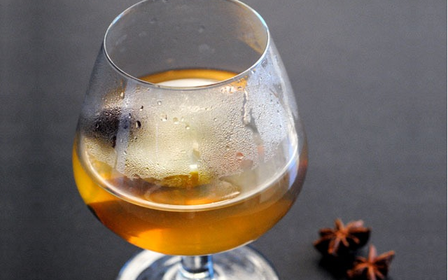 Gin hot toddy in whiskey glass