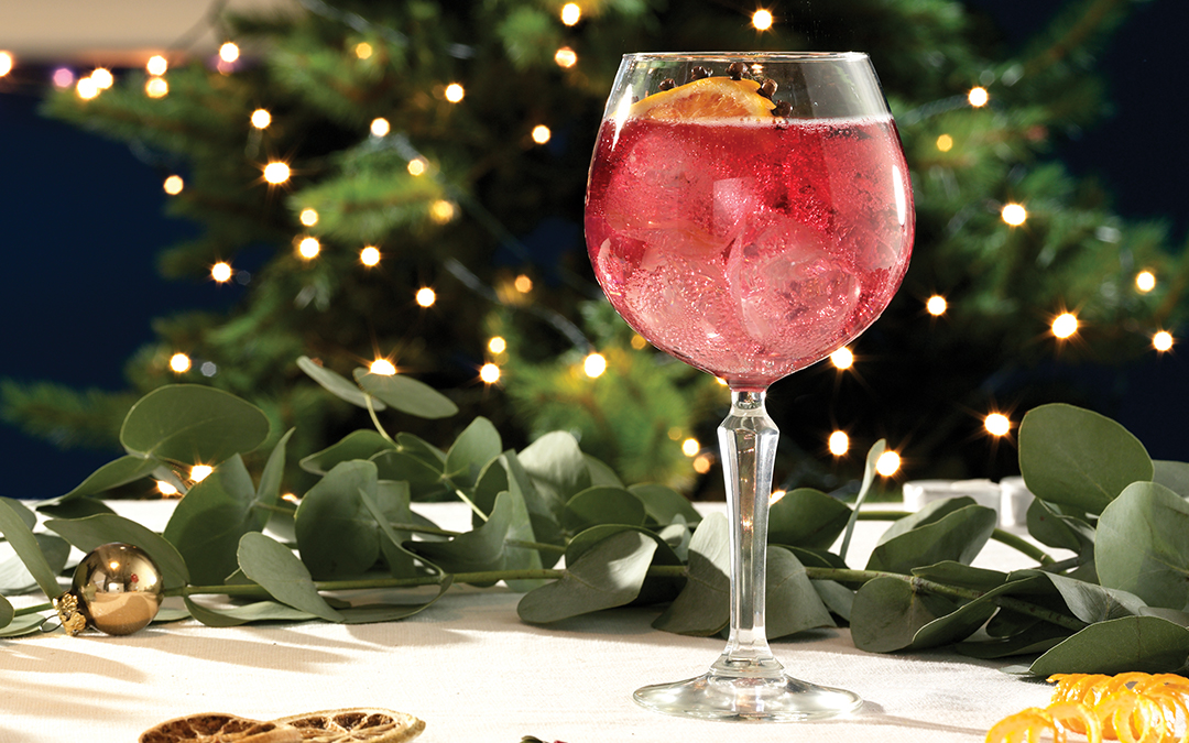 A ‘copa de balon’ (or ‘balloon glass’) is the ideal glass for a G&T
