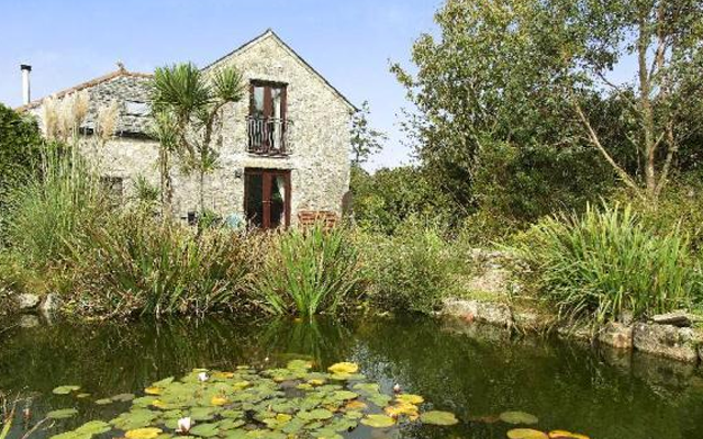 trewenna+barn+pond.png
