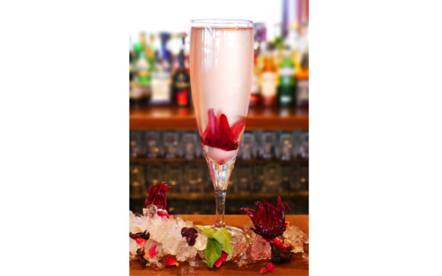 prosecco+gin+cocktail+in+a+champagne+flute.png