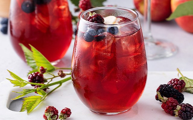 Gin, amaretto, elderflower and blackberry spritz cocktail recipe