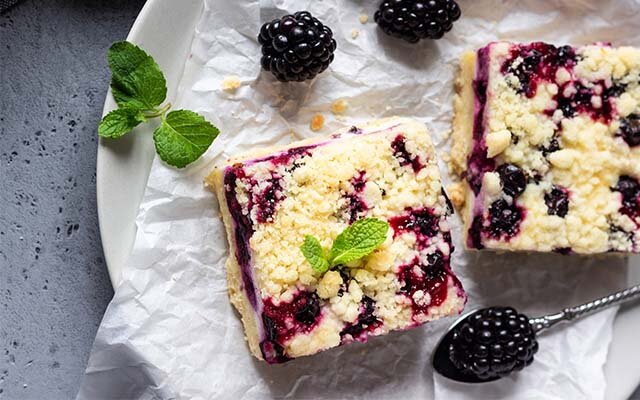 Boozy blackberry and apple cheesecake crumble slices! Get the recipe >>