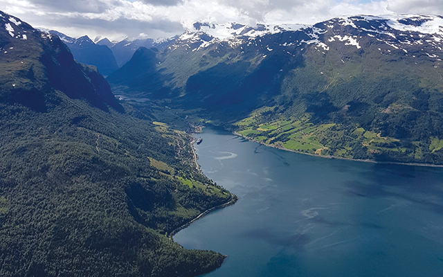 norwaymountainandlake.png