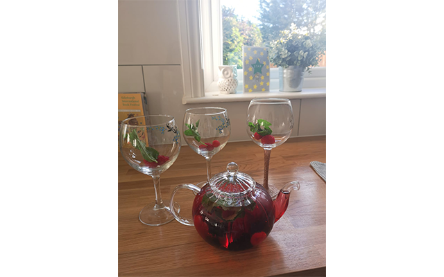 “Good night in wtih my girlfriends. Enjoying a raspberry tea gin. Yum. @craftginclub” @Lucia98231387, we’re very jealous!