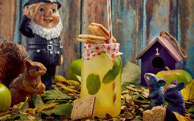 Garnish this autumnal cocktail with a custard cream!