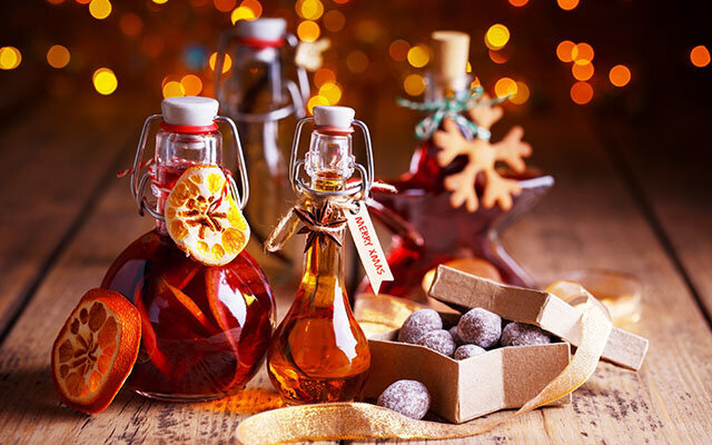 Make your own clementine gin liqueur for Christmas gifts! Get the recipe >>