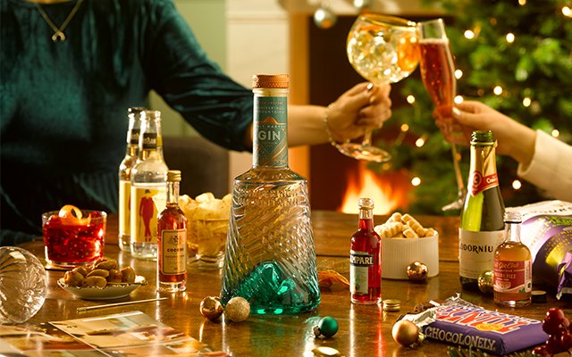 People Cheersing with their gin of the month box open