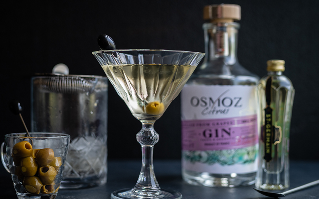 osmoz+gin+martini+olivette+olives+martini+glass.png