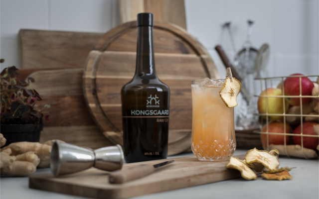 Kongsgaard Gin Gulborg Cocktail orange drink with apple slices